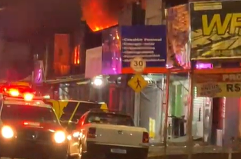 Loja de peças fica destruída após ser atingida por incêndio, na Praça do Pirulito