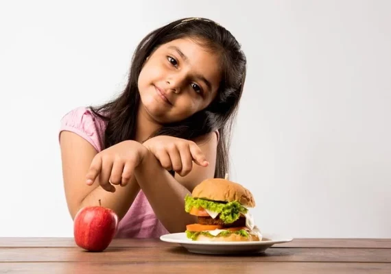 Novo guia alimentar infantil da OMS muda recomendações. Entenda