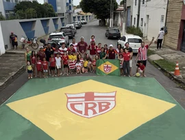 Em clima de Copa, Sócios Kids pintam o Casarão do CRB de verde e amarelo