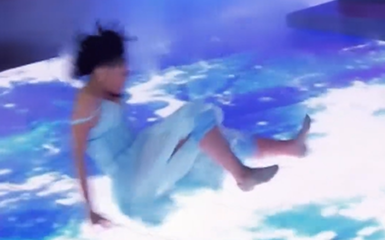 Atriz leva tombo e é eliminada do 'Dança dos Famosos'