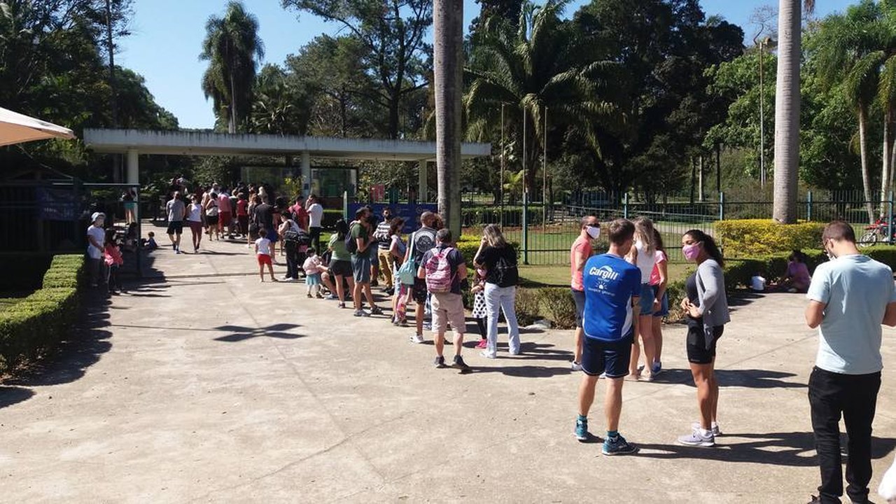 Em SP, Zoológico e Jardim Botânico têm filas e aglomeração de pessoas