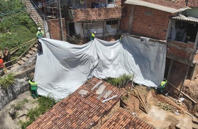 Defesa Civil avança no trabalho preventivo com aplicação de lonas em áreas de risco