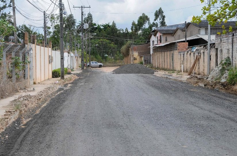 Prefeito Rui Palmeira vistoria manutenção asfáltica na Fernandes Lima