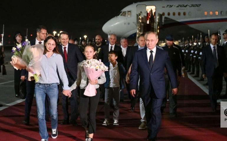 Filhos do casal de espiões russos libertados descobriram sua nacionalidade apenas no voo para Moscou