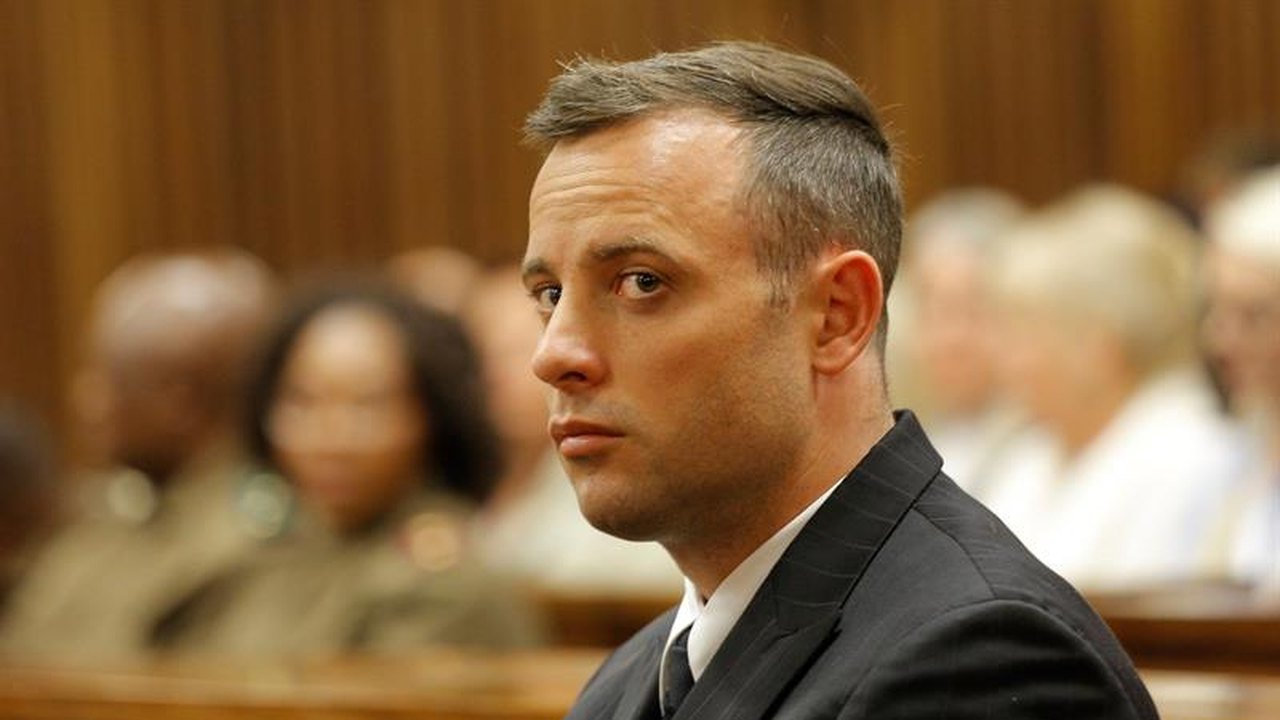 Pistorius, ex-atleta paralímpico condenado por matar a namorada, é solto na África do Sul
