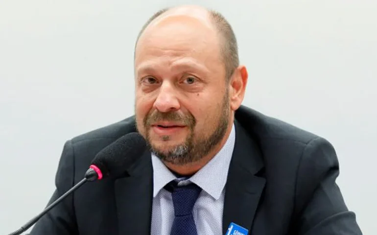 Governo demite presidente do INSS para tentar virar página da fraude e focar em enfrentar fila