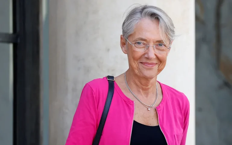 Na França, primeira-ministra renuncia ao cargo, com possível reforma em gabinete de Macron