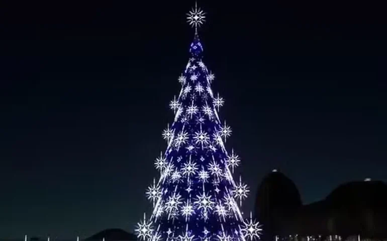 Retorno da Árvore de Natal da Lagoa é aguardado por cariocas; acendimento deve ocorrer às 21h