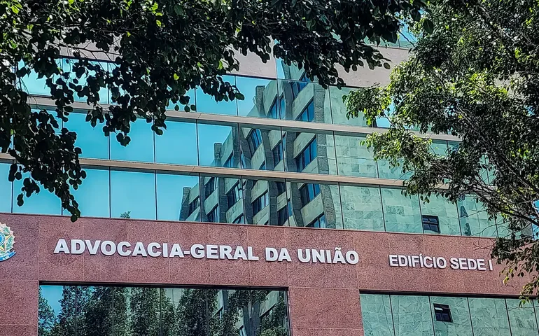 AGU dá parecer contra escolas cívico-militares do RS