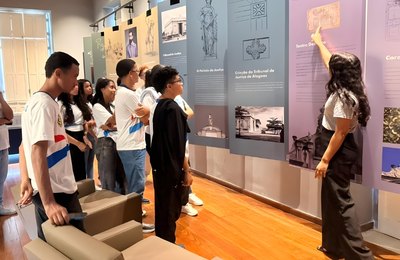 Cidadania e Justiça na Escola leva 24 estudantes ao CCM para visita guiada