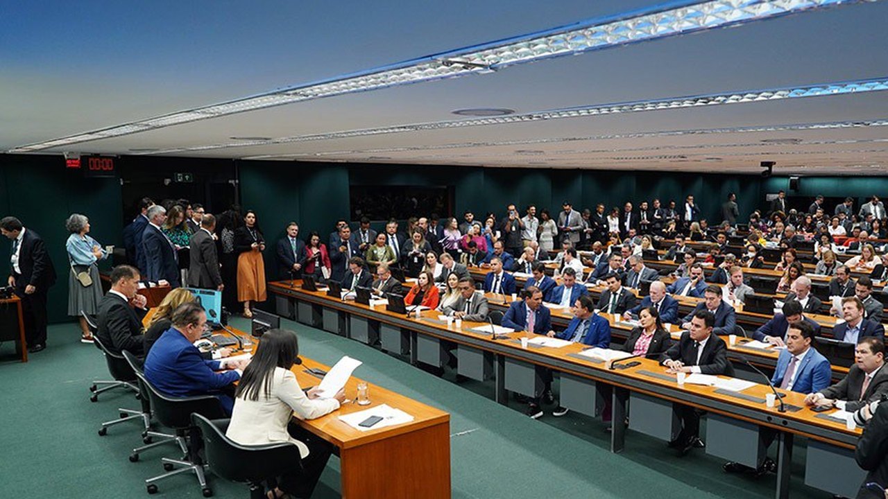 Comissão de Orçamento aprova recursos para o piso da enfermagem