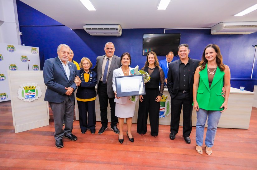 Câmara homenageia ex-secretária de Educação, Rosineide Lins, com Comenda Élcio Verçosa