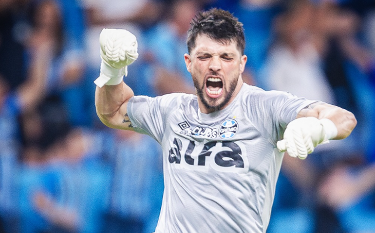 Em jogo com confusão, Volpi brilha nos pênaltis e Grêmio avança à 8ª final seguida do Gauchão