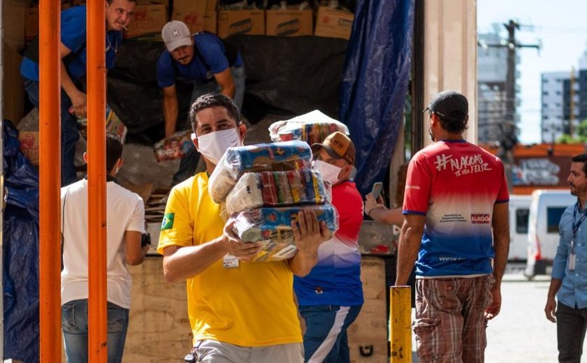 Equatorial doa mais de 10 toneladas de alimentos para ambulantes da capital