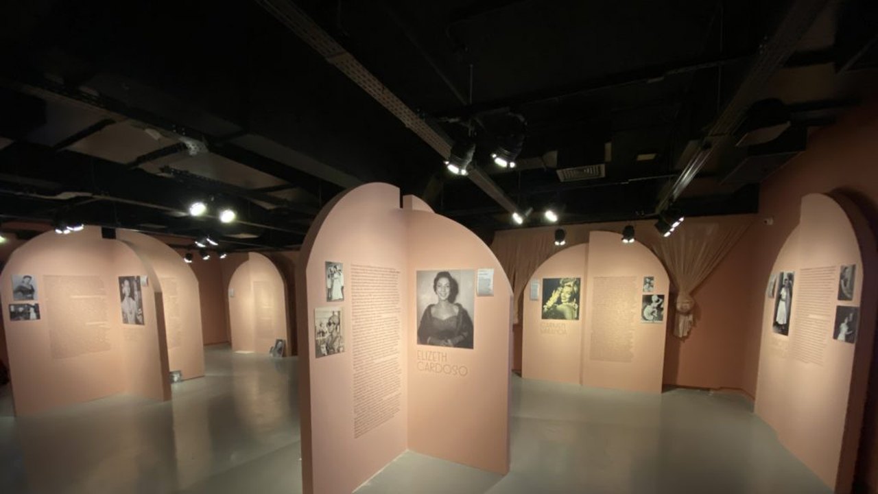 Mostra as cantoras e a história do rádio no Brasil celebra divas