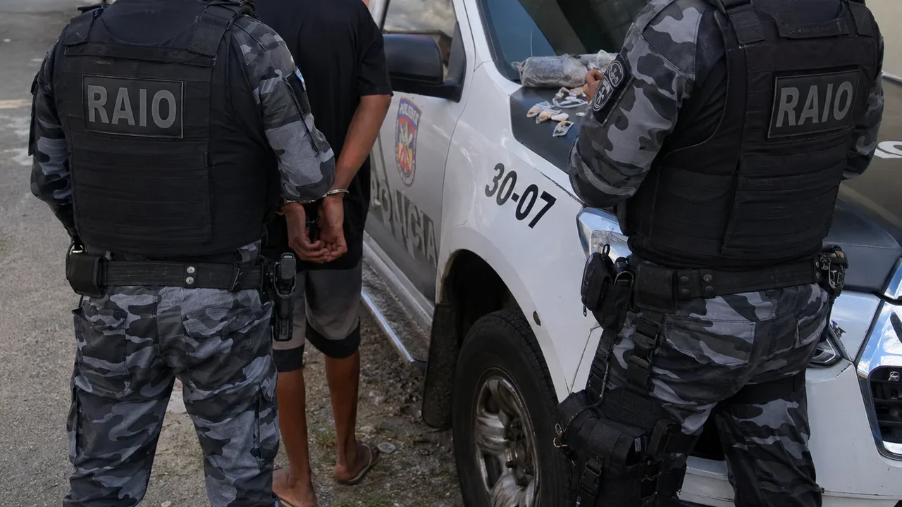Companhia de RAIO prende suspeito de tráfico de drogas na região da Nova Satuba