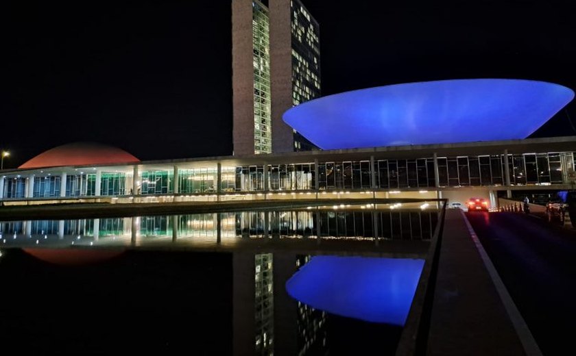 Congresso recebe iluminação especial pelo Dia Nacional da Diálise