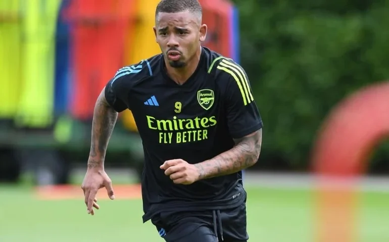 Gabriel Jesus se lesiona em jogo do Arsenal contra o Manchester United e sai de campo chorando