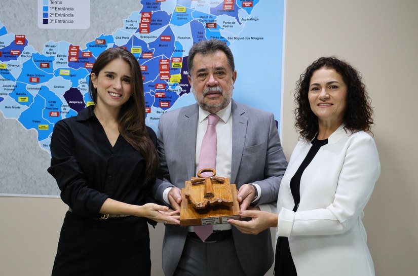 PGJ Lean Araújo recebe de membros ministeriais a chave do próximo Congresso Nacional do júri