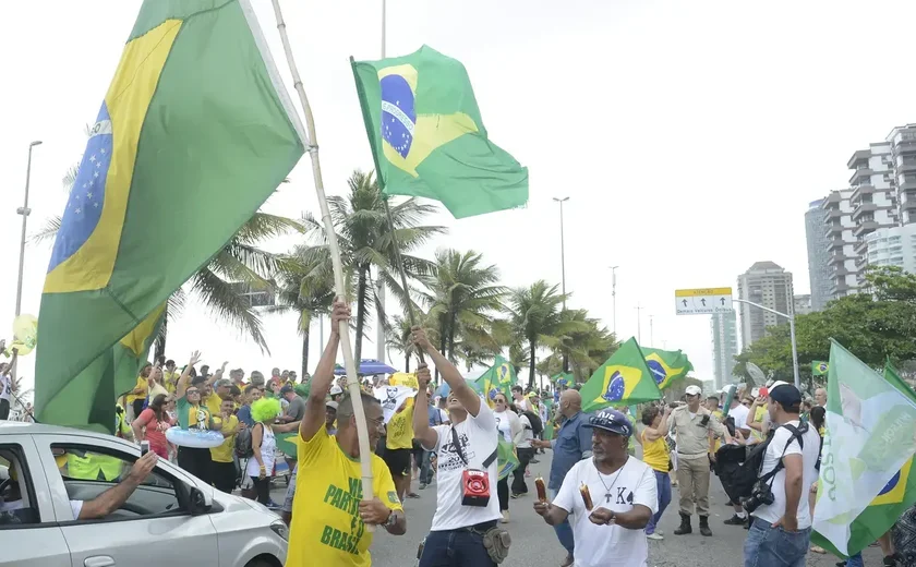 Bolsonaristas vão às ruas em atos esvaziados