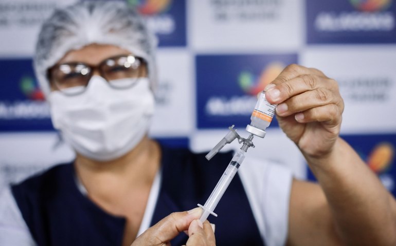 Exigências diferentes pelo País dificultam vacinação de pessoas com comorbidades