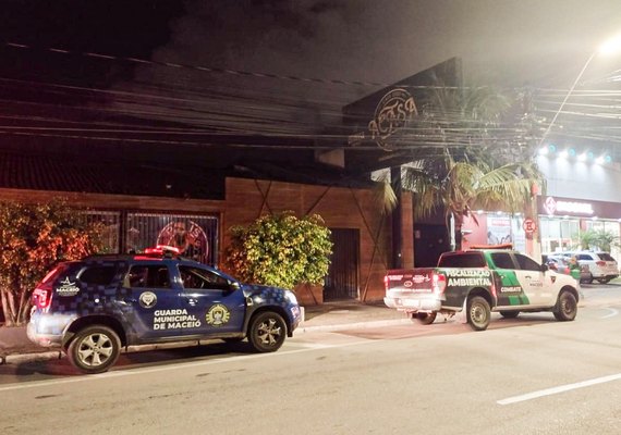 Equipes da Prefeitura de Maceió fiscalizam estabelecimento na Jatiúca
