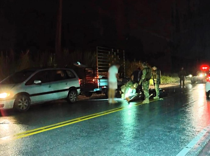Policiais civis socorrem vítima de acidente em rodovia de Alagoas