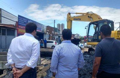 Prefeitura realiza limpeza em canais no Dique Estrada