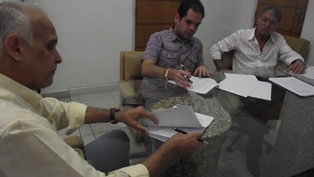 Estrela de Alagoas assina contrato de programa com a Casal