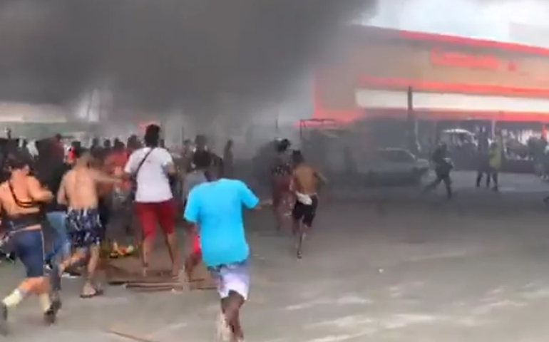 Galpão da Ceasa, no Rio, tem incêndio, saques e tiros para o alto