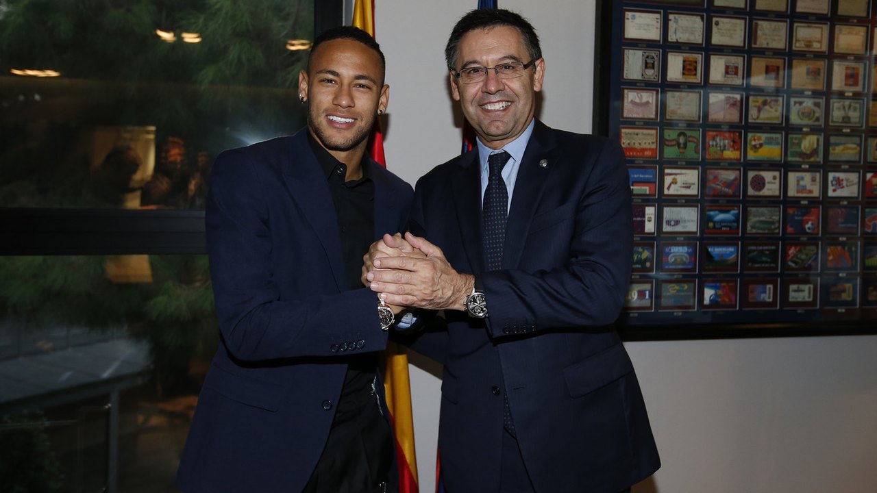 Neymar Júnior oficializa renovação de contrato com Barcelona