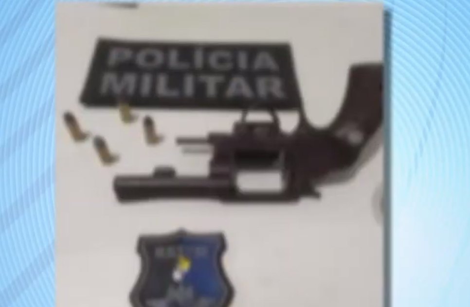Arma foi apreendida com quatro munições. / Foto: Imagem: Reprodução/TV Atalaia
