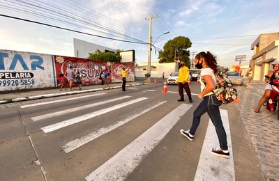 SMTT Penedo realiza ações educativas nas imediações de escolas e no Centro Histórico