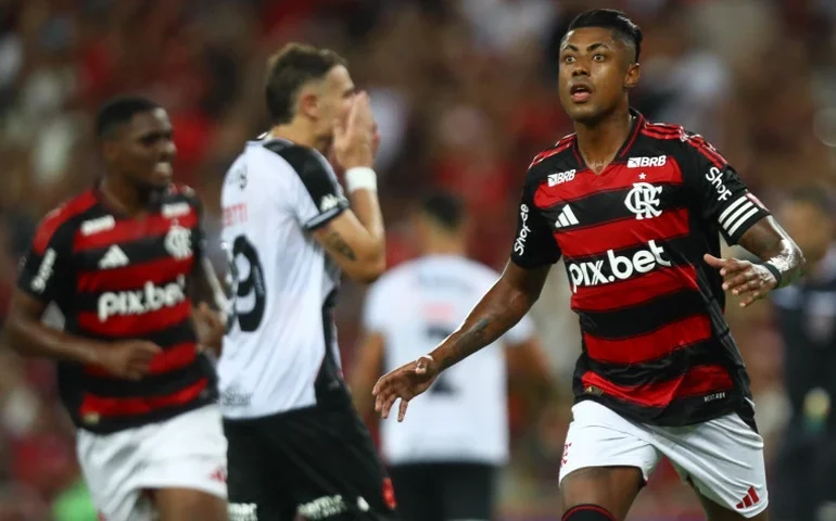Bruno Henrique recebe homenagem pelos 100 gols no Flamengo e se emociona: 'Eu venci'