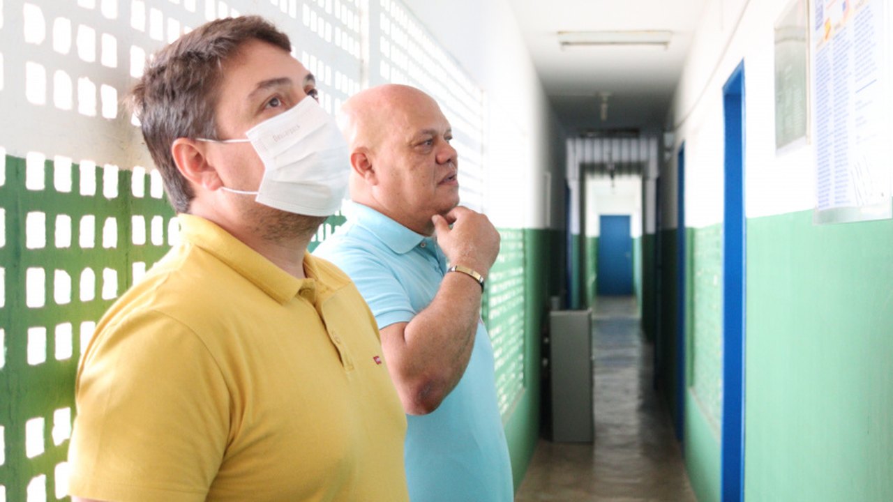 Secretário de Educação realiza visita técnica à escola e Núcleo de Línguas Estrangeiras do Jacintinho