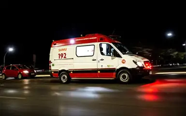 Samu atende vítimas de colisão entre carro e moto, em São Luís do Quitunde