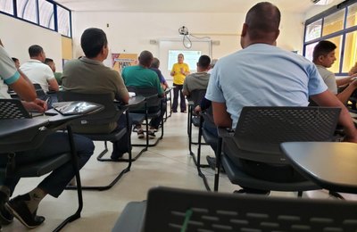 Permissionários e motoristas auxiliares de táxi de Maceió participam de aulas sobre regras de trânsito
