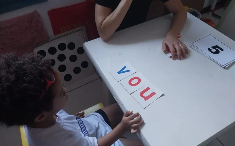 Com a sua ajuda, a realidade muda: Campanha de Natal da ABET mobiliza solidariedade e afeto