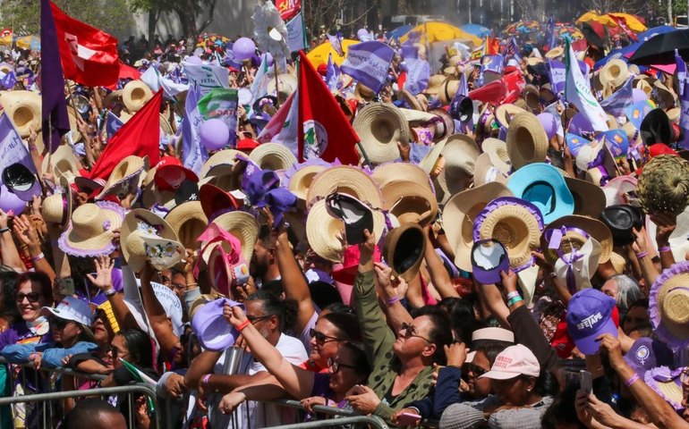 Lula cria pacto nacional de prevenção a feminicídios  