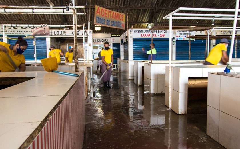 Prefeitura realiza mutirão de limpeza e desinfecção no Mercado do Tabuleiro