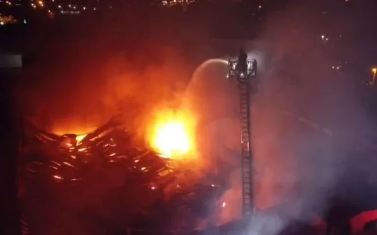 Grande incêndio atinge galpão de recicláveis em Guarulhos