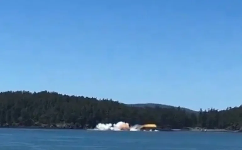 Avião pilotado por ex-astronauta de 90 anos veterano de missões à Lua cai perto de ilhas nos EUA; veja vídeo