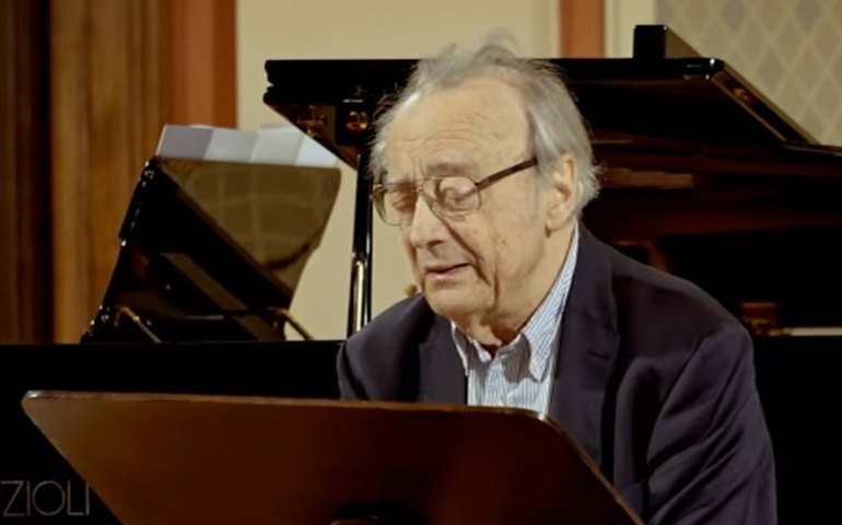 Alfred Brendel, um dos pianistas mais talentosos do mundo, morre aos 94 anos