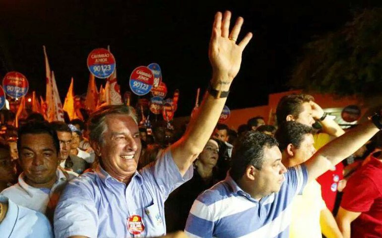 Palmeira: Em comício Collor surpreende pedindo voto para Pedro Vilela