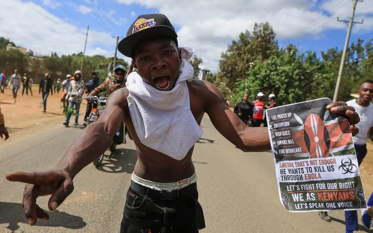Centenas de jovens protestam em frente ao centro de quarentena para cidadãos americanos infectados com Ebola no Quênia.