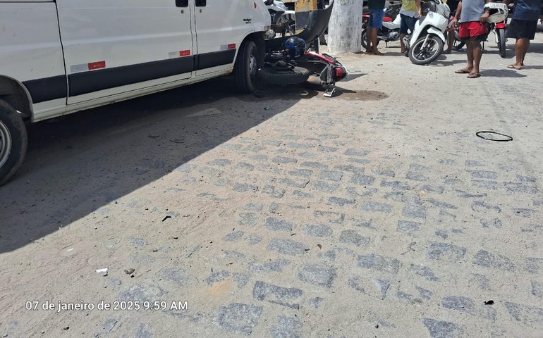 Samu atende vítima de colisão entre van e moto no Distrito Industrial, em Maceió