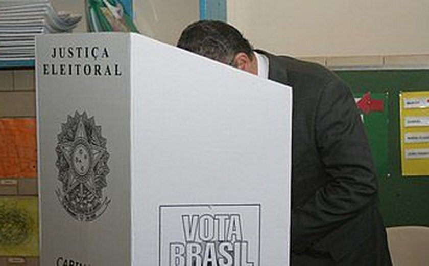 Eleições 2024: é permitido entrar com outra pessoa na cabine de votação?