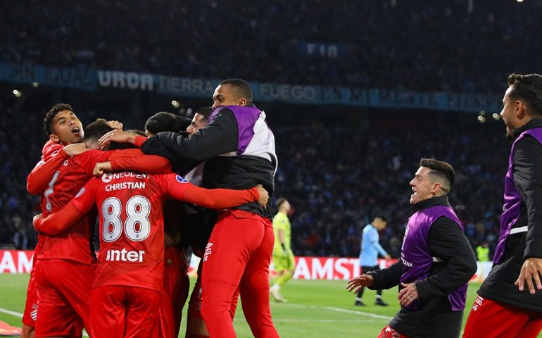 Segurança do Vasco se envolve em confusão com jogadores do Athletico-PR em São Januário