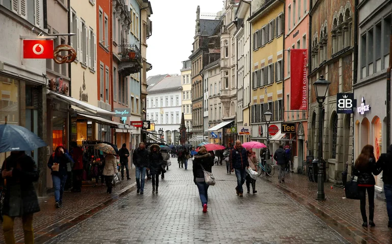 Fitch: PIB da zona do euro deve acelerar em 2024 e 2025, mas se enfraquecer em 2026