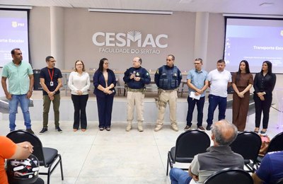 Motoristas da rede municipal de ensino de Palmeira participam de palestra com a Polícia Rodoviária Federal